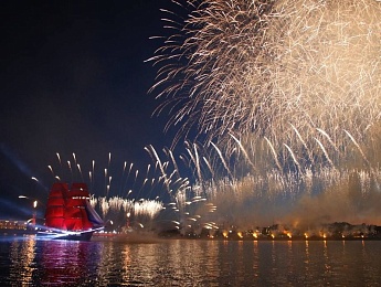 Во взрослую жизнь: фоторепортаж с праздника выпускников «Алые паруса»