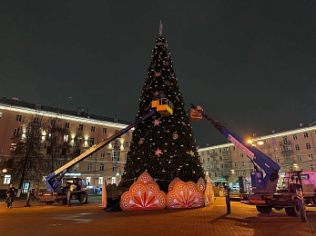 В Рязани на площади Победы завершают украшать ёлку