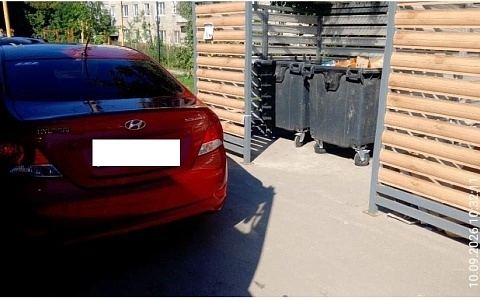 В Рязани водители нарушили правила парковки у мусорных площадок