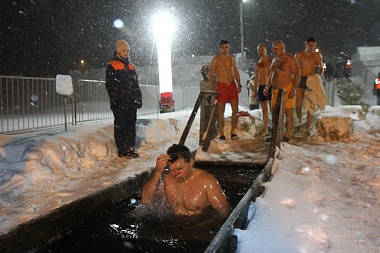 В Рязани 1 500 человек окунулись в Ореховом озере в Крещение