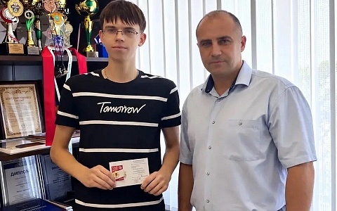 Выпускник-стобалльник из Касимова получил золотой значок ГТО