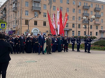 В Рязани 9 Мая возложили цветы к Вечному огню и развернули Георгиевскую ленту