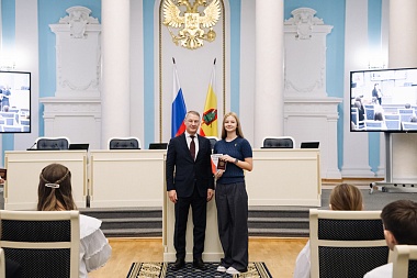 Спикер облдумы Аркадий Фомин вручил паспорта юным рязанцам