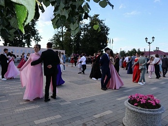 Фото первого бала: в школах Рязанской области прошли выпускные