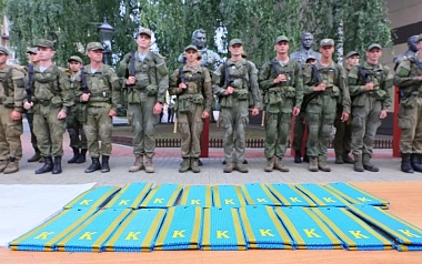 В Рязани курсанты училища ВДВ совершили марш-бросок в 70 км и получили погоны