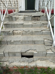 Жительница Касимова пожаловалась на состояние лестницы у детской поликлиники