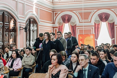 Экс-глава МИД Австрии Карин Кнайсль прочла лекцию студентам РГУ имени Есенина