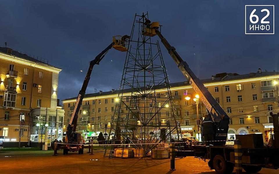 В Рязани на площади Победы начали монтировать новогоднюю ёлку - 62ИНФО