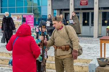 Волонтёры Победы провели в центре Рязани акцию памяти «Блокадный хлеб»