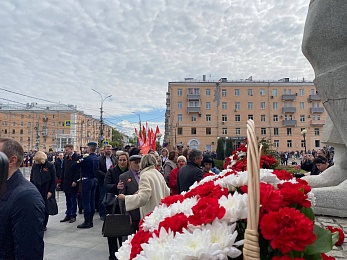 В Рязани 9 Мая возложили цветы к Вечному огню и развернули Георгиевскую ленту