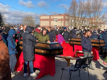 В Лесном началась церемония прощания с погибшими при пожаре на заводе - 62ИНФО В Лесном началась церемония прощания с погибшими при пожаре на заводе