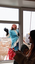 Рязанские спасатели в праздничных костюмах поздравили детей в больницах