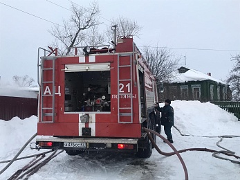 В Шумаши под Рязанью горит жилой дом