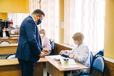 Губернатор Николай Любимов проголосовал на выборах в Госдуму - 62ИНФО Губернатор Николай Любимов проголосовал на выборах в Госдуму