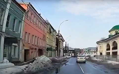 На улице Краснорядской глыбы льда рухнули на тротуар и проезжую часть