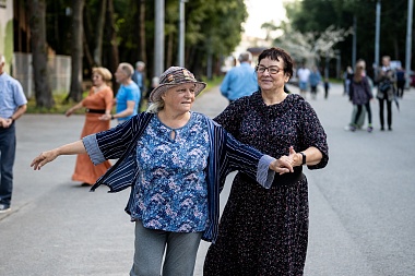 В Рязани в Лесопарке танцуют за активное долголетие - 62ИНФО В Рязани в Лесопарке танцуют за активное долголетие