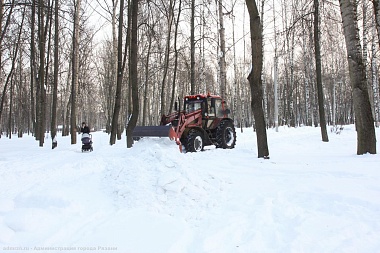 Уборка рязанских парков и скверов от снега продолжается