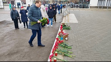 Губернатор Павел Малков возложил цветы к стихийному мемориалу в память о жертвах теракта «Крокусе»  - 62ИНФО Губернатор Павел Малков возложил цветы к стихийному мемориалу в память о жертвах теракта «Крокусе»