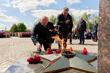 В Шилове зажгли Вечный огонь от пламени у монумента Победе в Рязани - 62ИНФО В Шилове зажгли Вечный огонь от пламени у монумента Победе в Рязани