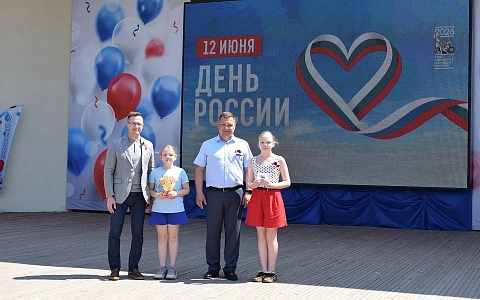 Мэр Рязани в День России вручил детям фронтовиков знаки "Мой папа - Герой"