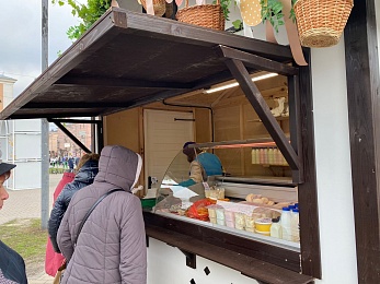 Рязанцы покупают на Пасхальной ярмарке куличи, мёд и корзины