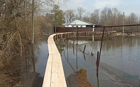 В Борках установили деревянные мостки для пешеходов
