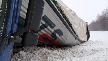 Фура врезалась в отбойник и перевернулась в Путятинском районе 