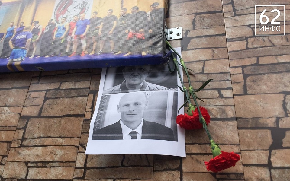В Рязани цветы в память о Пригожине и Уткине несут к бывшему центру набора в ЧВК "Вагнер" - 62ИНФО