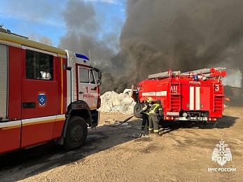 В Рязани огнеборцы тушат пожар на улице Связи