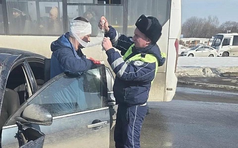 В Рязани сотрудник ДПС оказал первую медпомощь пострадавшему в ДТП 