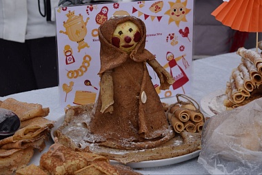 В Спас-Клепиках испекли блинный танк и блинную розу