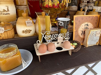 Рязанцы покупают на Пасхальной ярмарке куличи, мёд и корзины