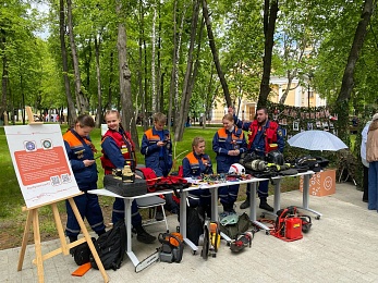 В Рязани у кремля 9 Мая открыли полевую кухню и показали трофейную технику