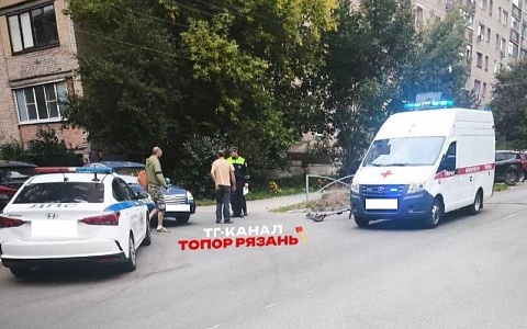 В Рязани самокатчик столкнулся с автомобилем