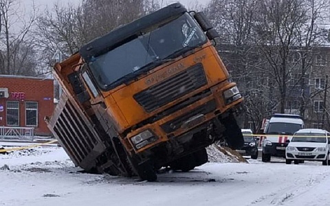 Провалившийся под землю в Скопине грузовик перевозил песок