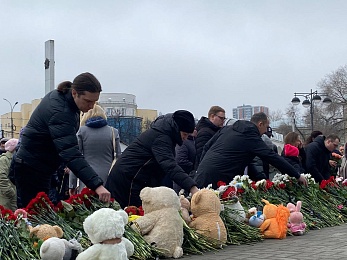 В Рязани прошел траурный митинг в память жертв теракта в "Крокусе" - 62ИНФО В Рязани прошел траурный митинг в память жертв теракта в "Крокусе"
