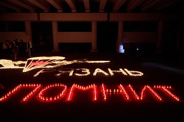 В рязанском Лесопарке свечами выложили символ ВДВ