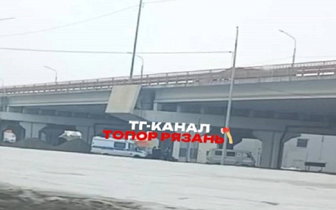 Соцсети: на Московском шоссе в Рязани нашли труп под мостом