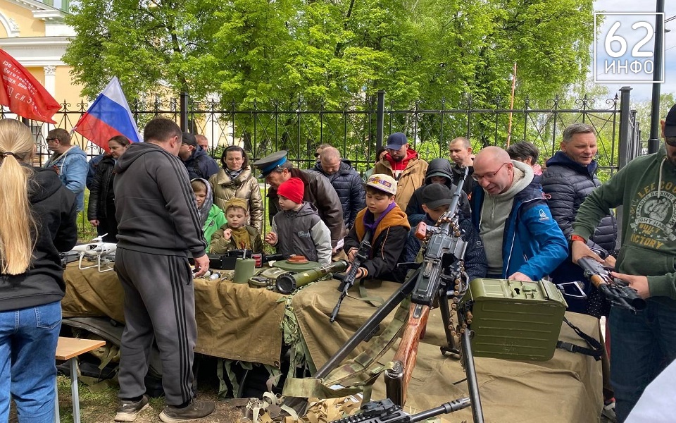 В Рязани у кремля 9 Мая открыли полевую кухню и показали трофейную технику - 62ИНФО
