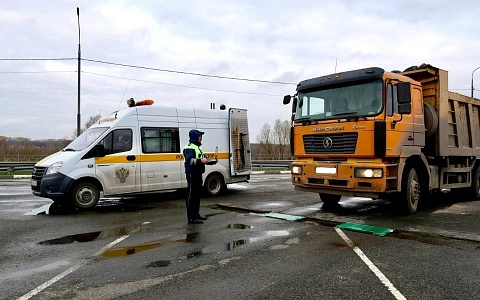В Рязани на Солотчинском мосту остановили грузовики с перегрузом