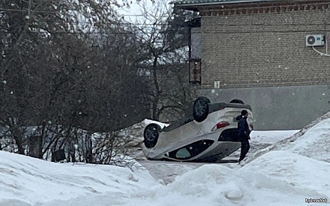 В Рыбном машина перевернулась после ДТП
