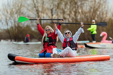 Русские красавицы и розовые фламинго: фото сап-фестиваля "Рязанское море"