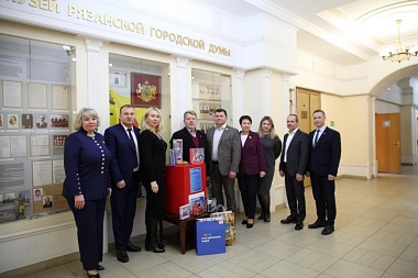 Рязанские депутаты подарили игрушки детям на длительном лечении