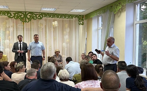 Борис Ясинский встретился с жителями пострадавшего от атаки БПЛА дома