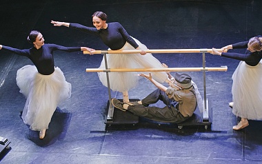 Губернатор Павел Малков поздравил директора рязанского Театра кукол с юбилеем