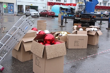 Начали украшать: в Рязани завершают монтаж новогодних елей