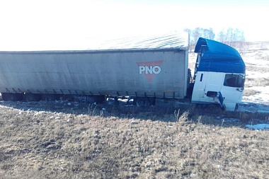 Женщине зажало ноги в салоне Renault в результате ДТП с фурой в Рязанской области 
