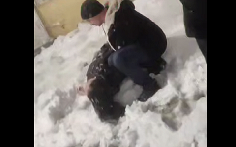 В центре Рязани девушка потеряла сознание после падения глыбы льда с крыши