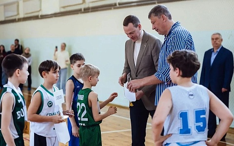 Губернатор Павел Малков наградил победителей баскетбольного турнира