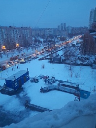 Из-за застрявших автобусов на улице Новосёлов парализовано движение 